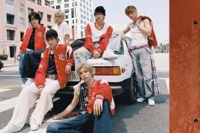 RIIZE (ไรซ์) ถ่ายทอดตัวตนของวงที่เติบโตอย่างไม่หยุดยั้ง ในอัลบั้มเต็มชุดแรก 'ODYSSEY' (โอดิสซีย์) เพลงไตเติล 'Fly Up' (ฟลาย อัป) มาพร้อมการแสดงสุดโดดเด่นราวกับละครเวทีวัยรุ่น